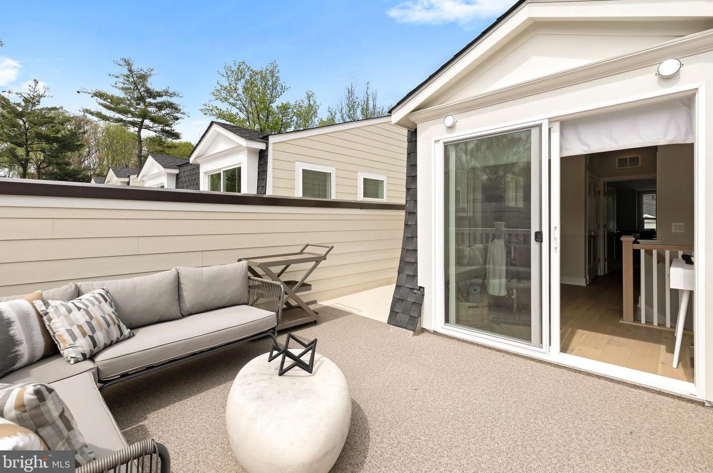 10318 Grosvenor Pl, Rockville MD exterior