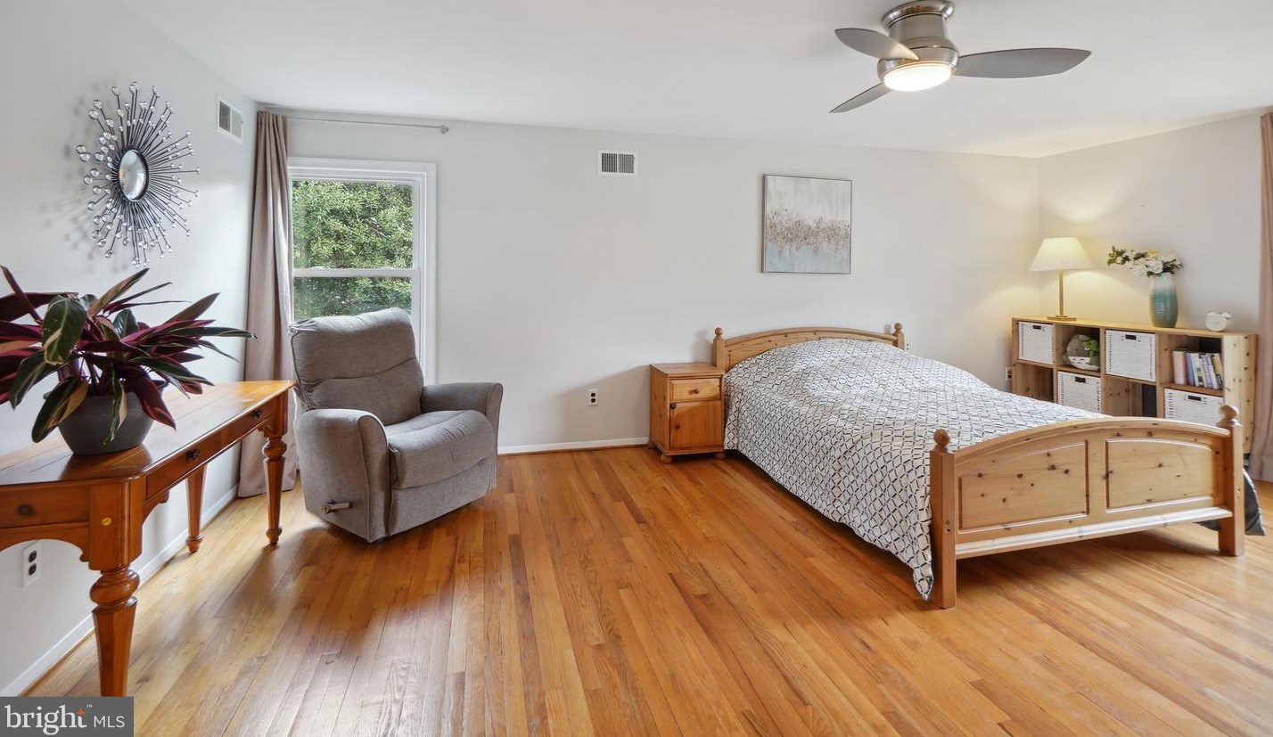 10900 Gainsborough Rd, Rockville MD  20854-2512 exterior