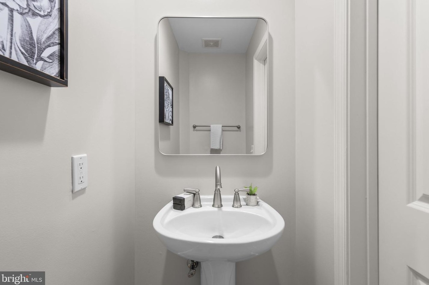 518 Fallsgrove Dr, Rockville MD 20850-7750 exterior