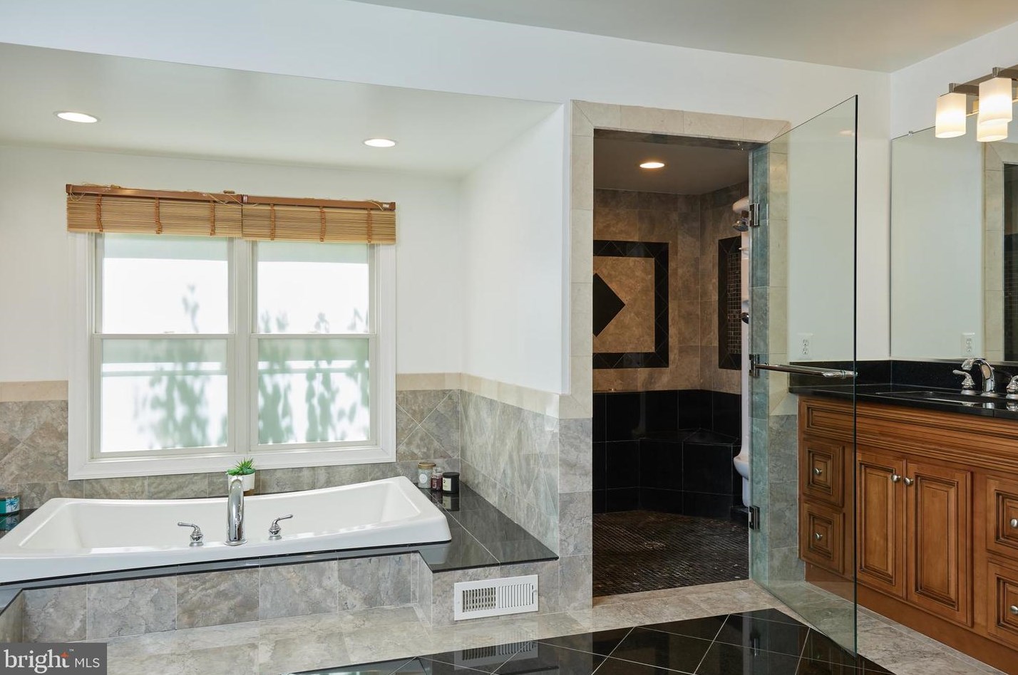 8505 Carlynn Dr, Bethesda MD 20817-4310 exterior