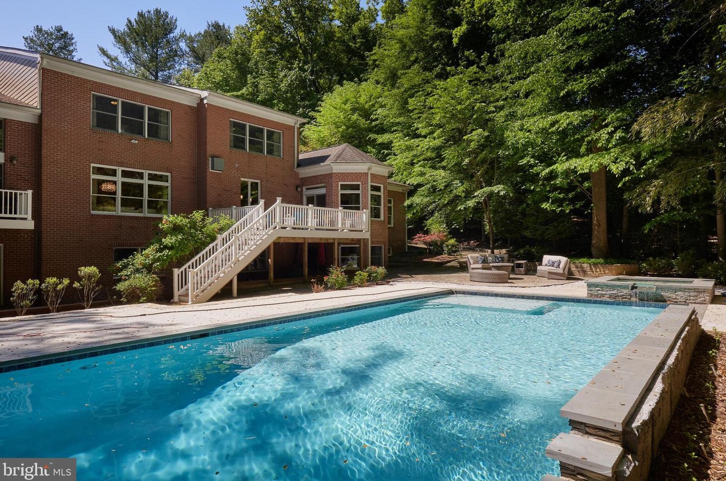 8505 Carlynn Dr, Bethesda MD 20817-4310 exterior