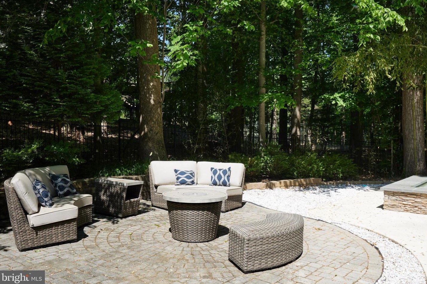 8505 Carlynn Dr, Bethesda MD 20817-4310 exterior