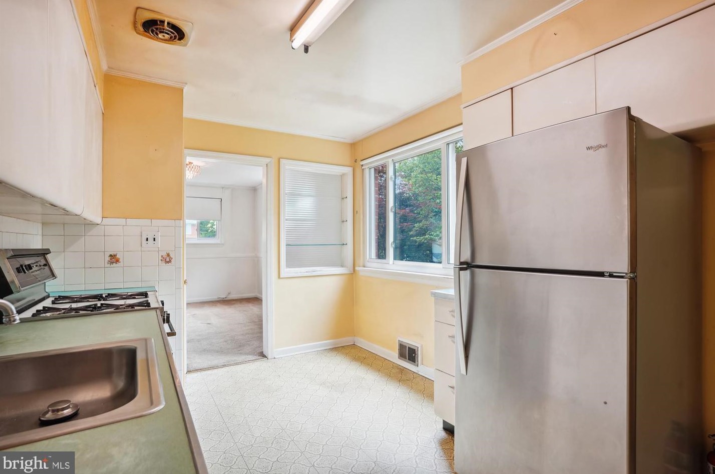 7902 Glenside Dr, Silver Spring MD 20912-7327 exterior