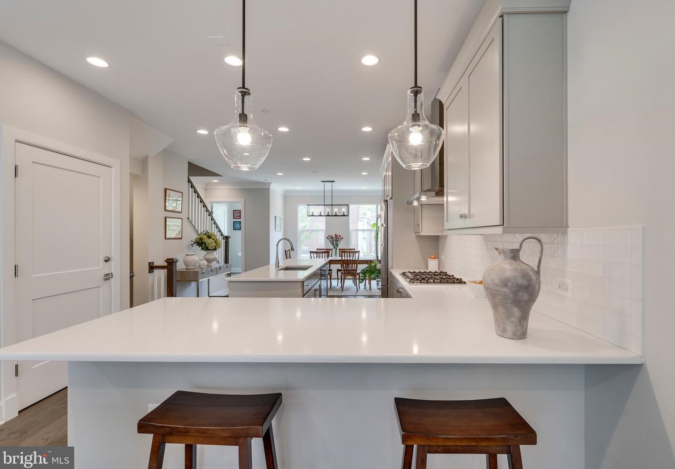 10294 Grosvenor Pl, Rockville MD 20852 exterior