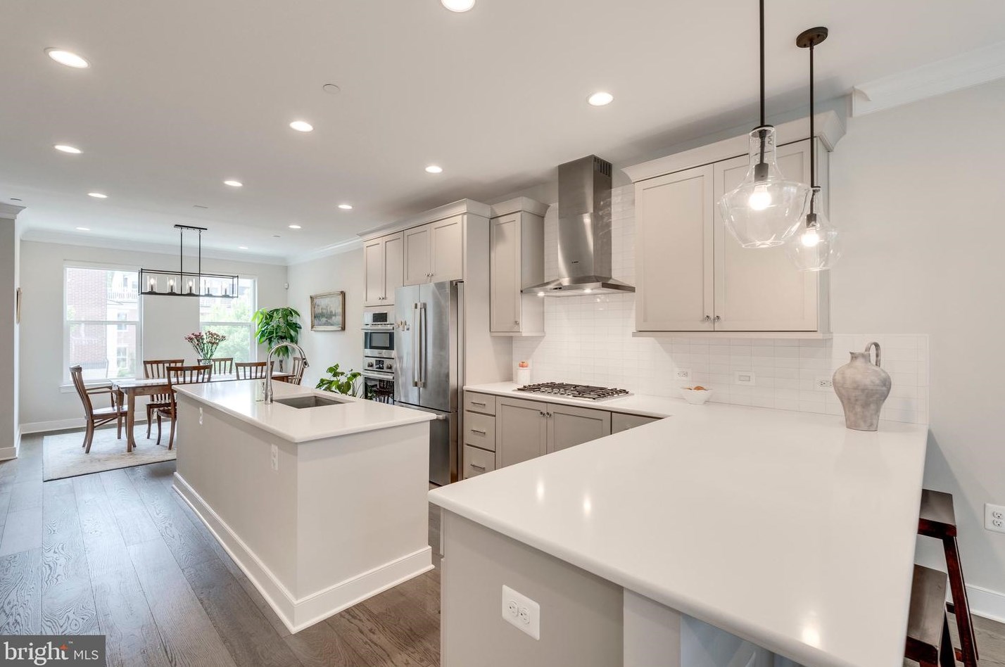 10294 Grosvenor Pl, Rockville MD 20852 exterior