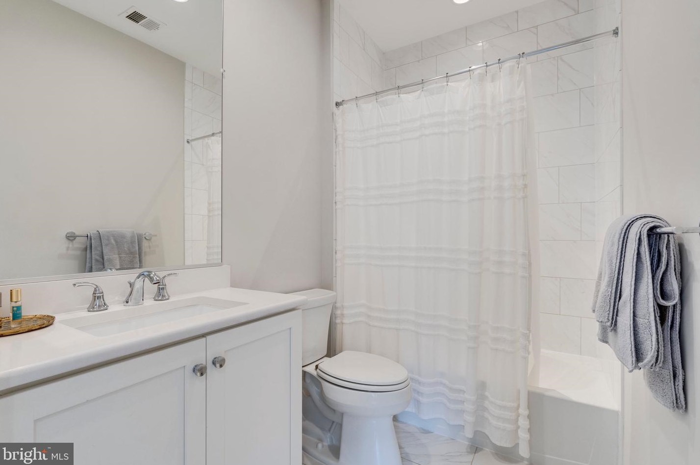 10294 Grosvenor Pl, Rockville MD 20852 exterior