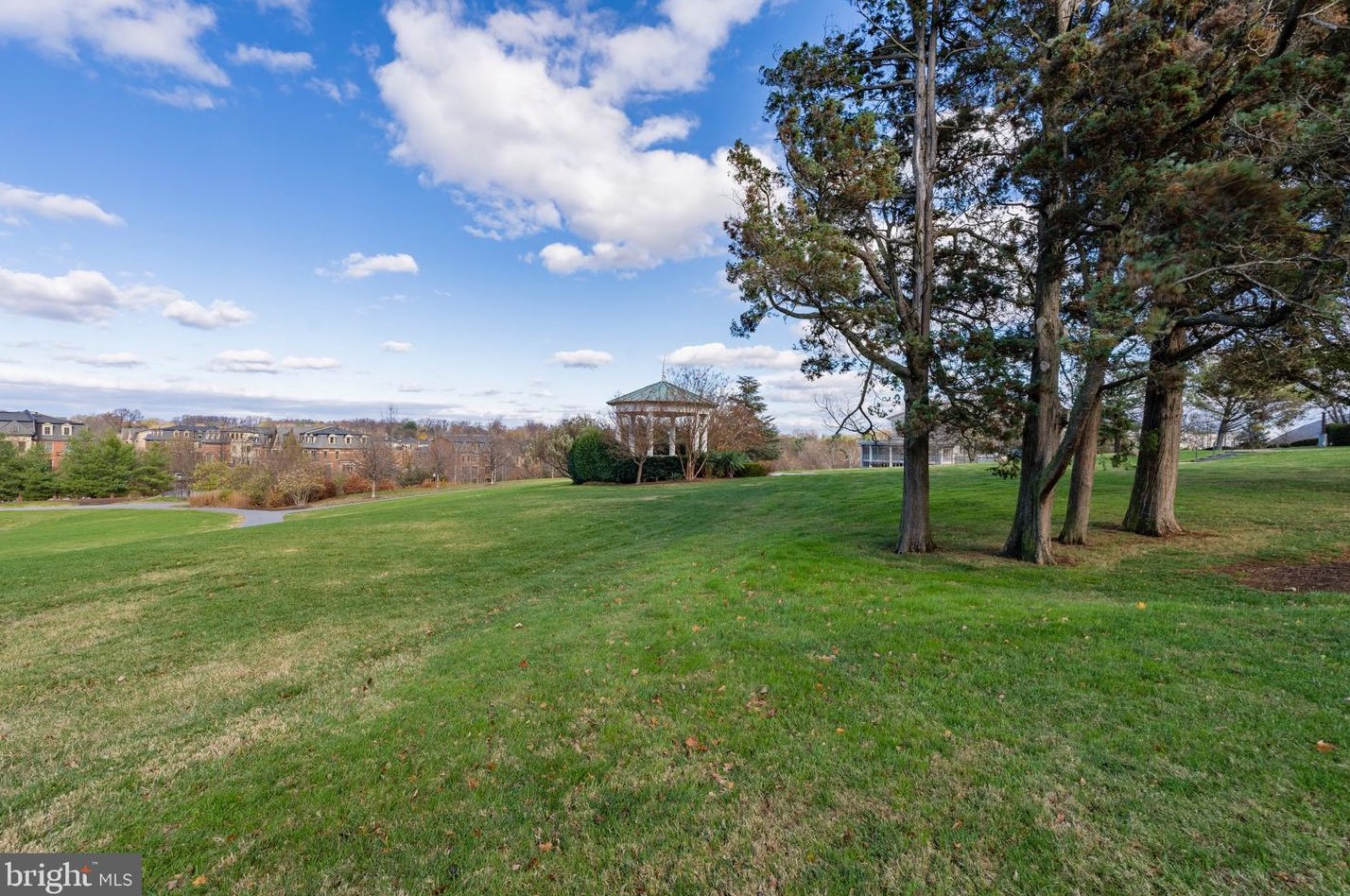 10294 Grosvenor Pl, Rockville MD 20852 exterior