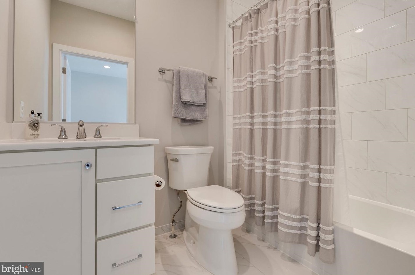 10294 Grosvenor Pl, Rockville MD 20852 exterior