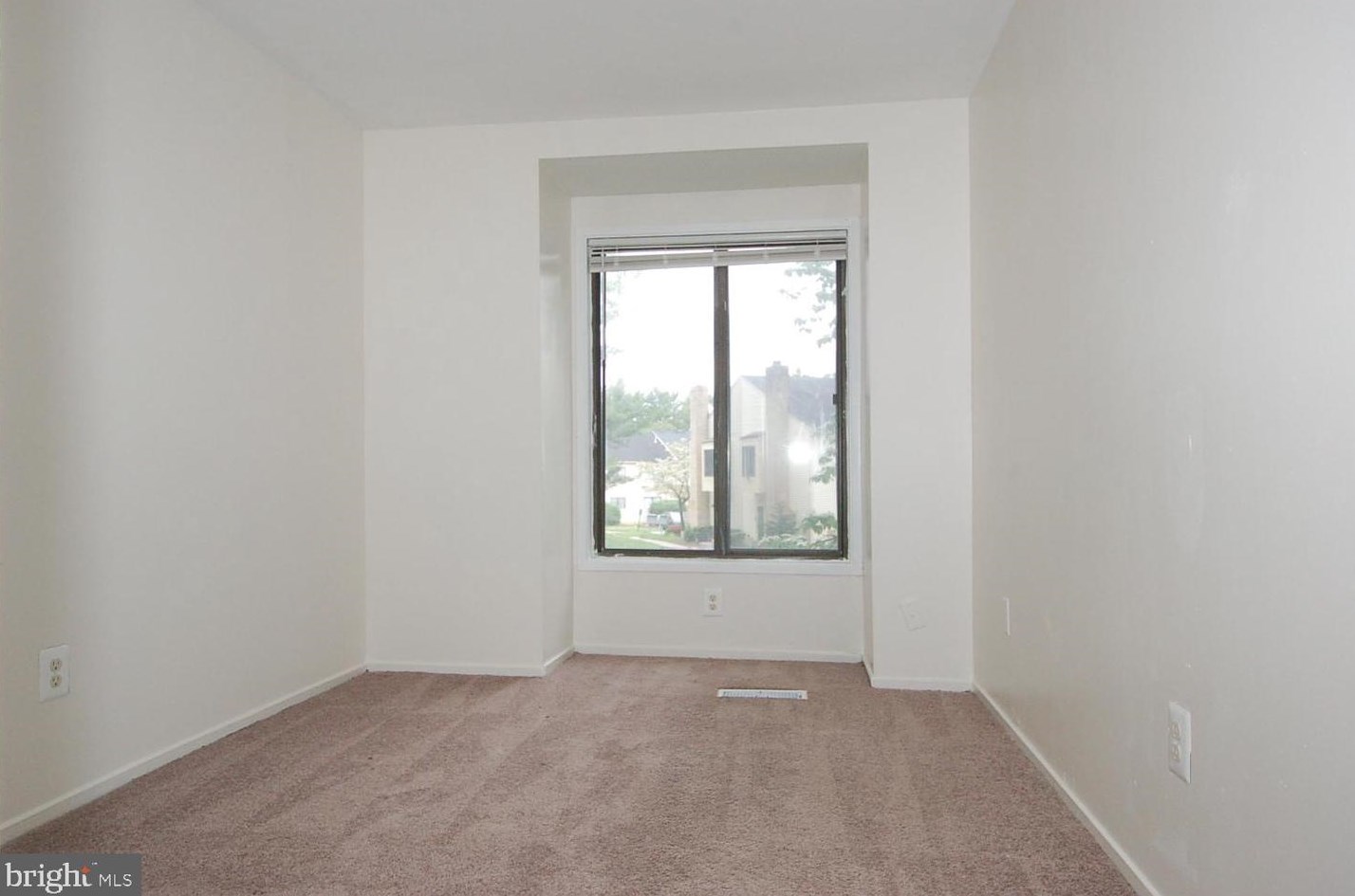 9325 Chadburn Pl, Gaithersburg MD 20886-4029 exterior