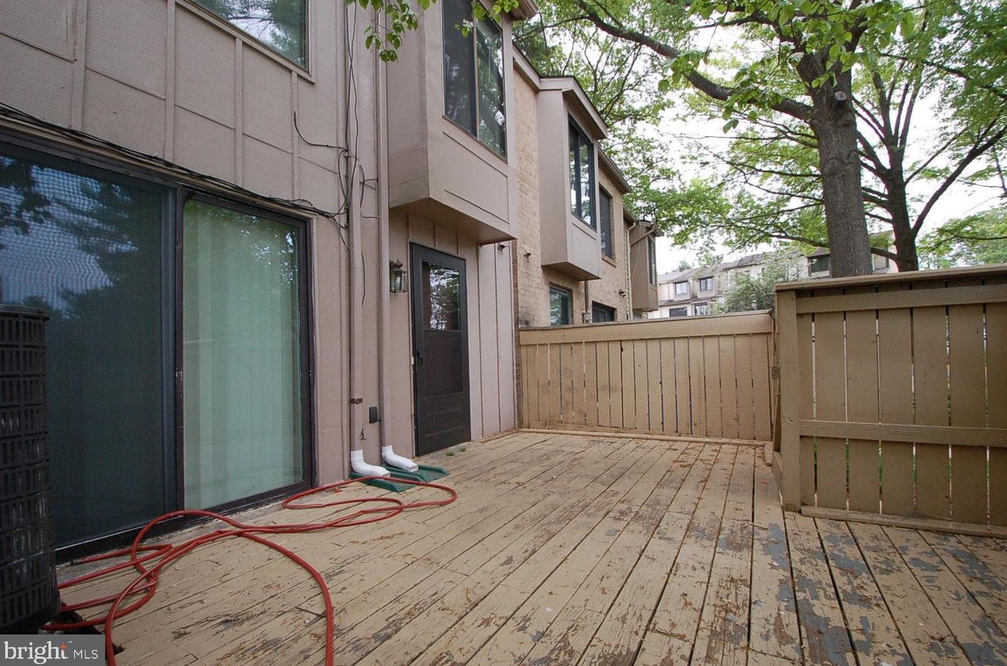 9325 Chadburn Pl, Gaithersburg MD 20886-4029 exterior