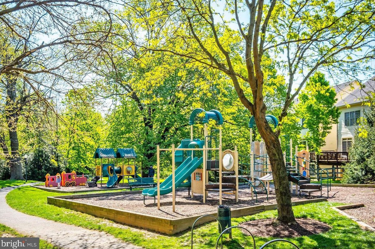 208 Fallsgrove Blvd, Rockville MD 20850-4711 exterior