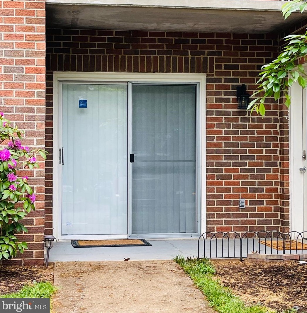 18308 Streamside Dr, Gaithersburg MD  20879-5217 exterior