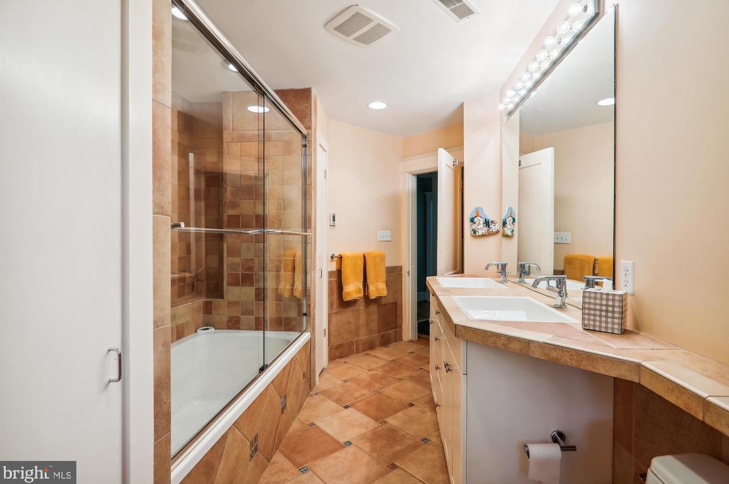 1408 Highland Dr, Silver Spring MD 20910-1524 exterior