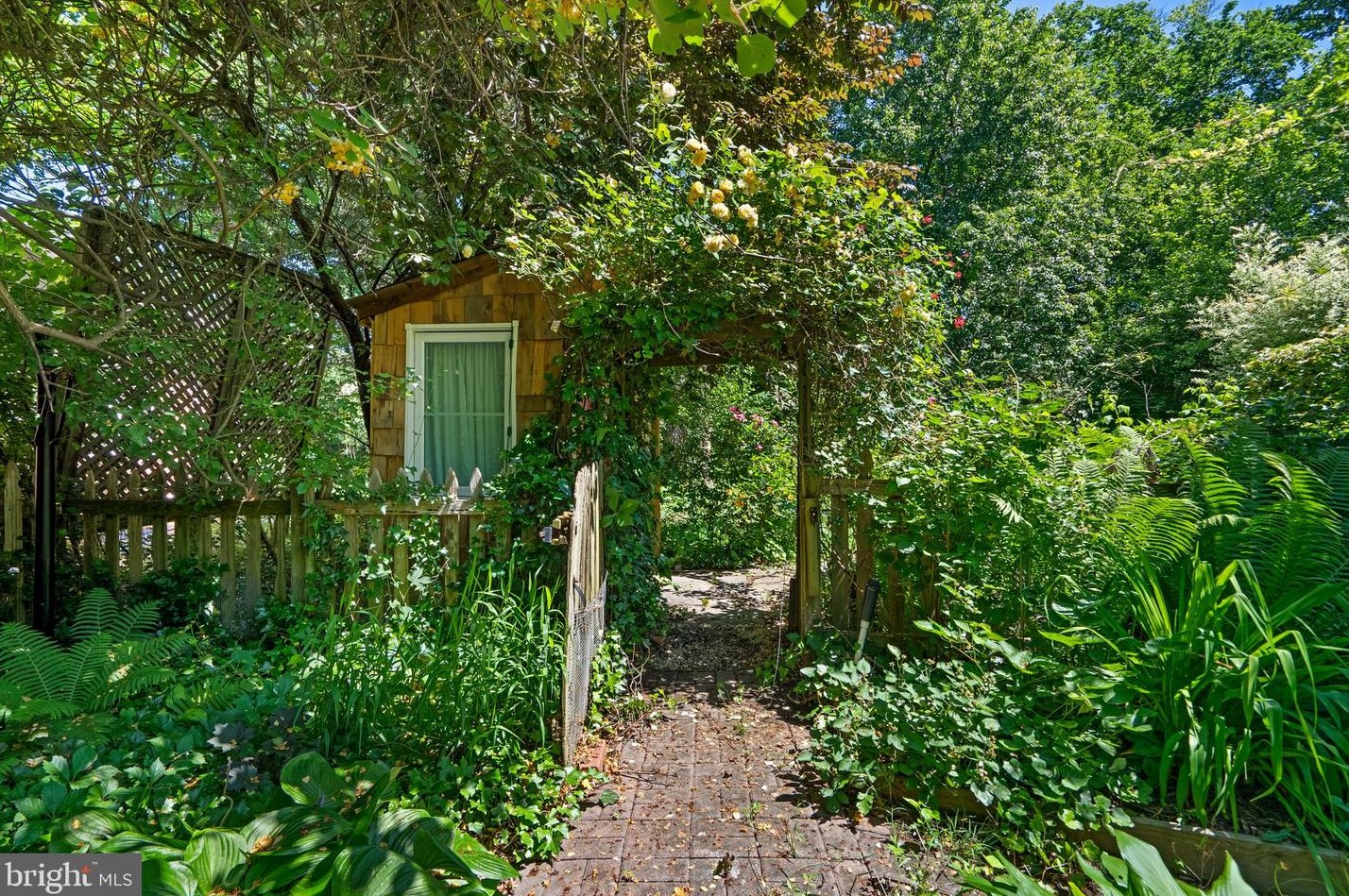 1102 Edgevale Rd, Silver Spring MD 20910-1612 exterior