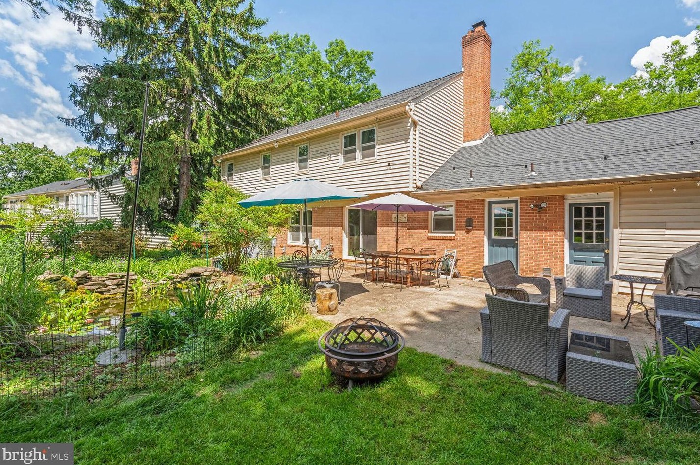 4608 Flower Vly Dr, Rockville MD 20853-1810 exterior