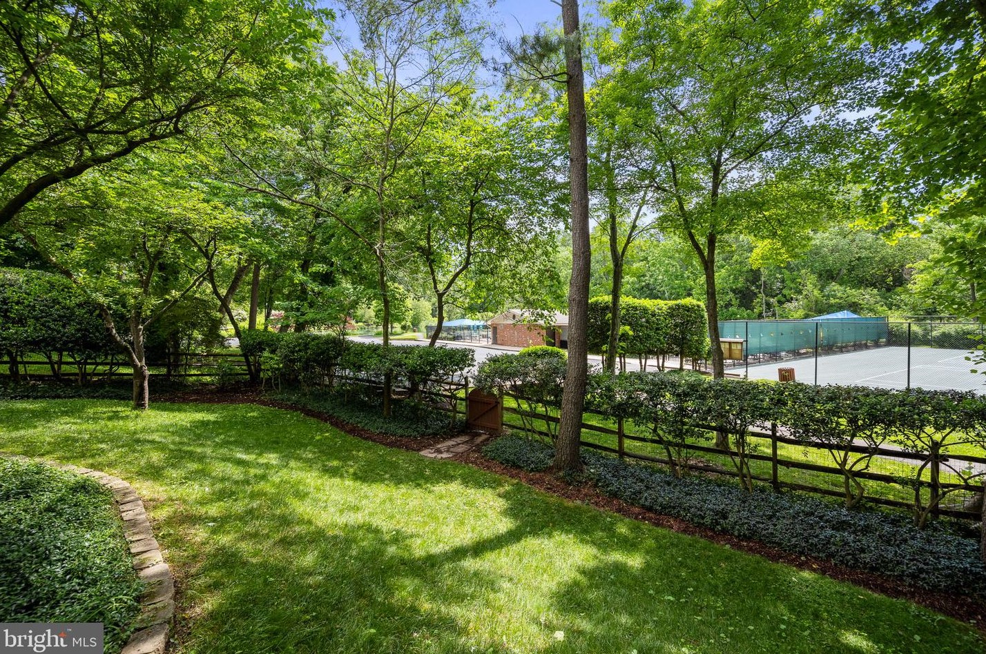 1830 Greenplace Ter, Rockville MD 20850-2942 exterior