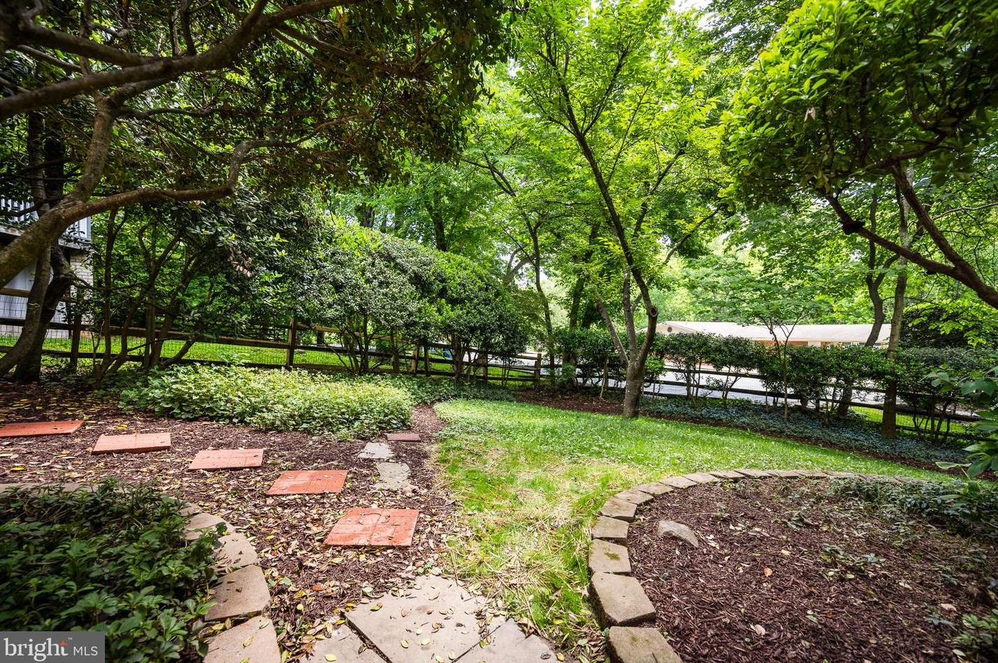 1830 Greenplace Ter, Rockville MD 20850-2942 exterior