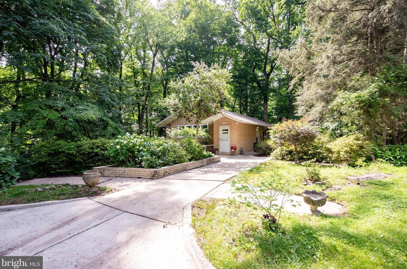 7320 Glenside Dr, Silver Spring MD 20912-7327 exterior