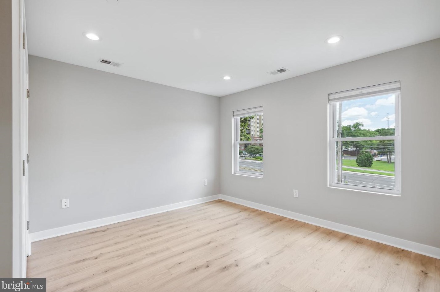 7316 New Hampshire Ave, Silver Spring MD 20905-5625 exterior