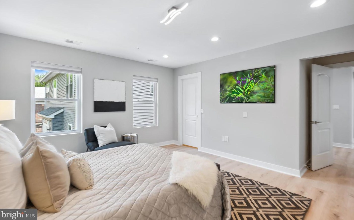 7316 New Hampshire Ave, Silver Spring MD 20905-5625 exterior