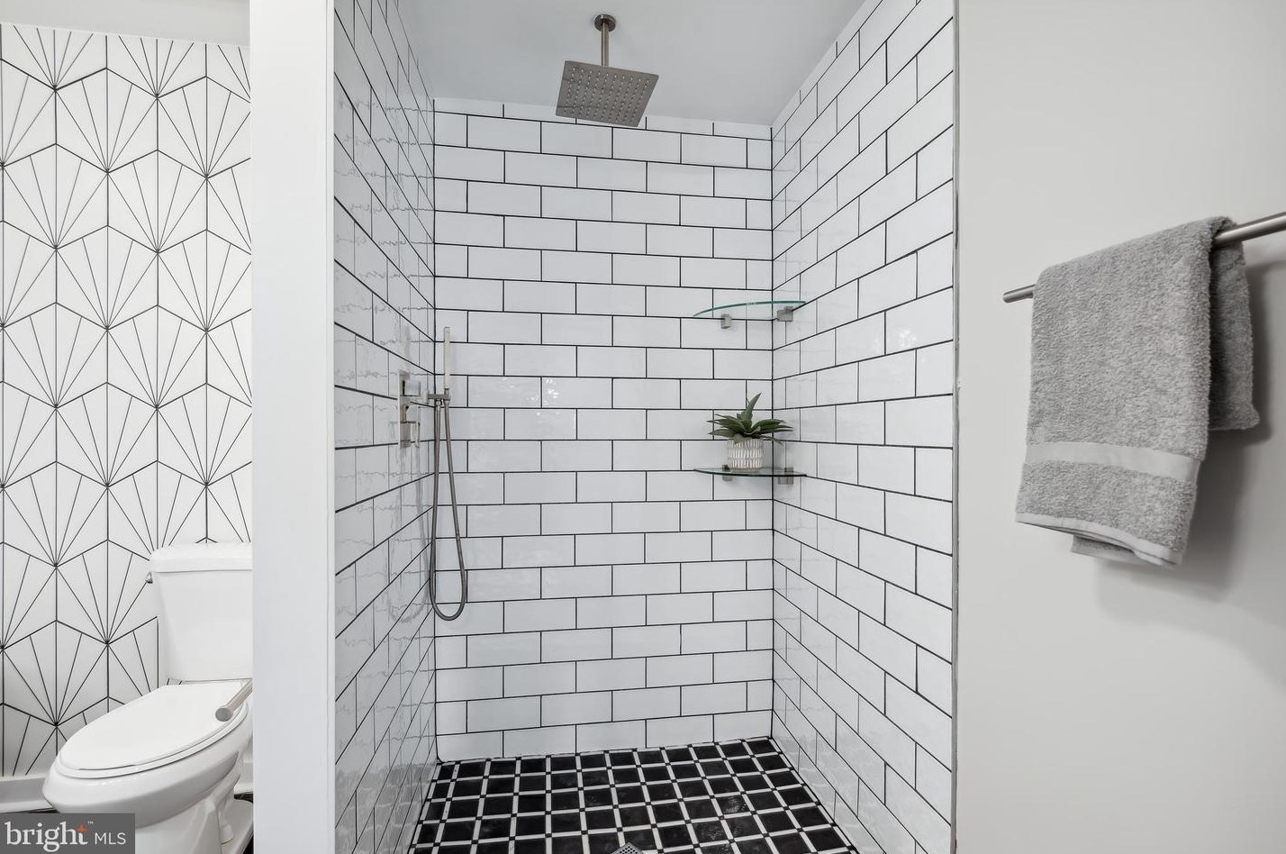 7316 New Hampshire Ave, Silver Spring MD 20905-5625 exterior