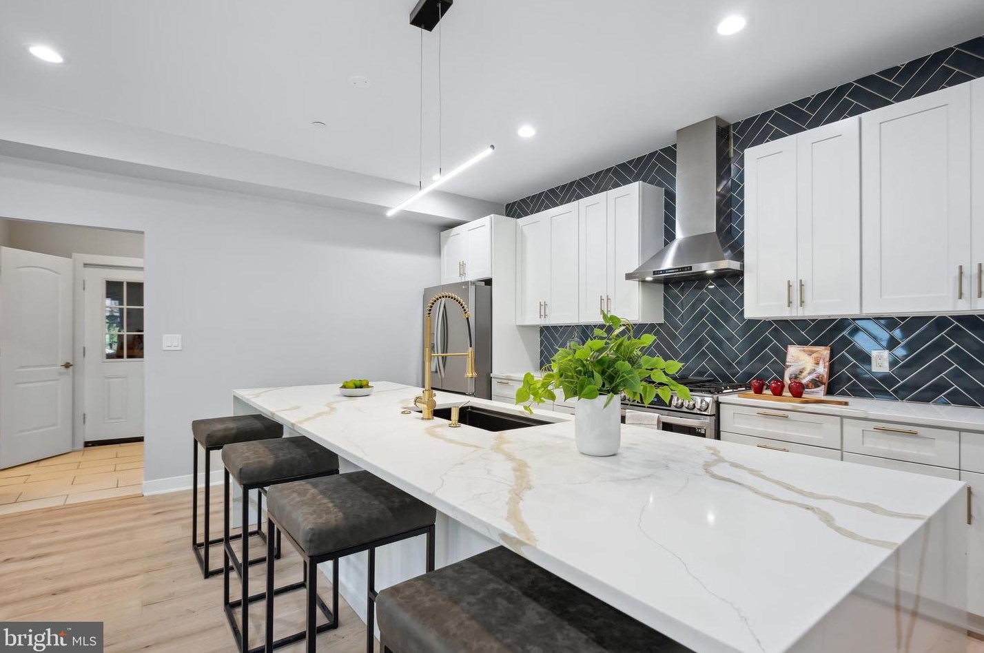 7316 New Hampshire Ave, Silver Spring MD 20905-5625 exterior