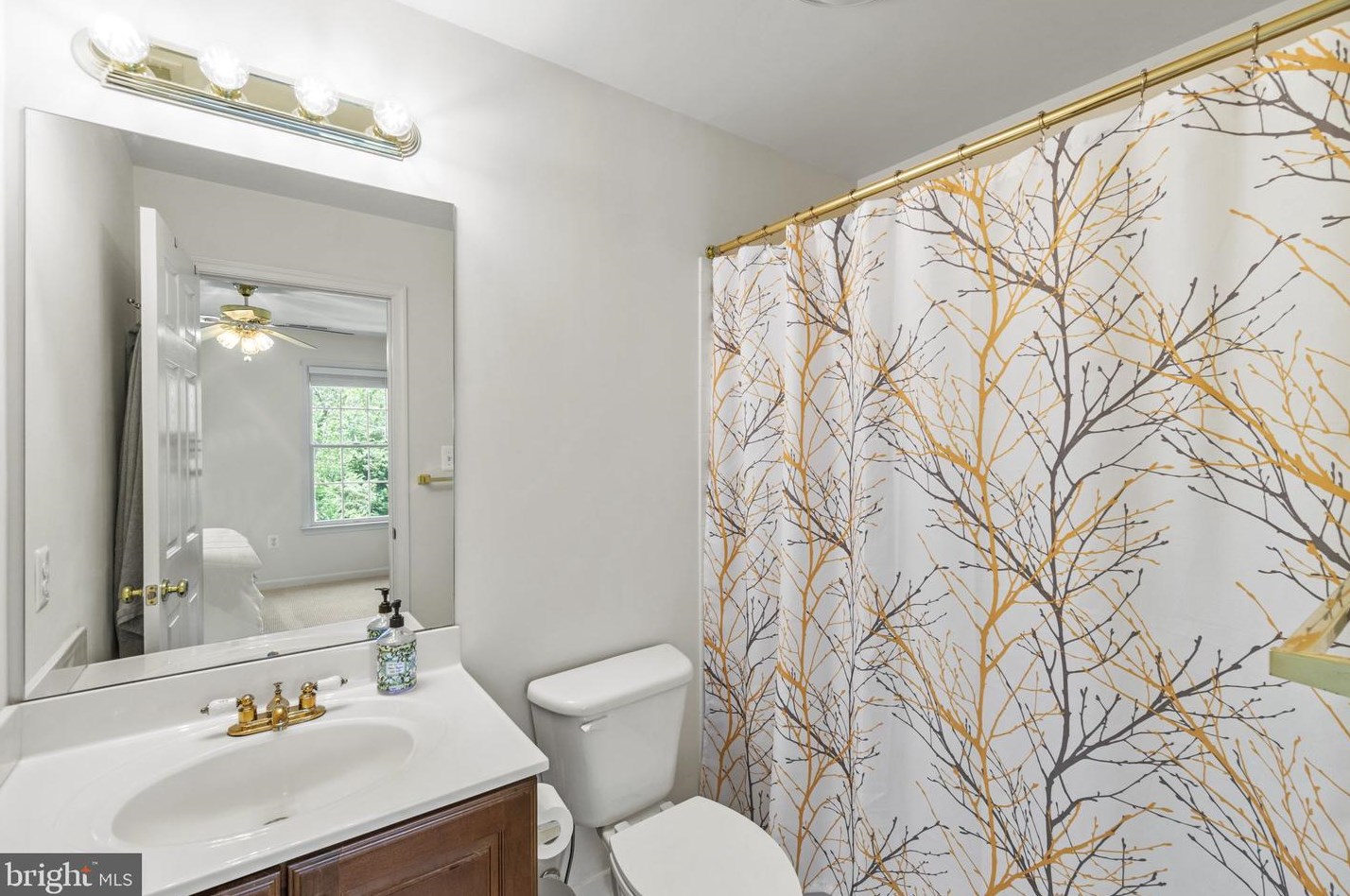 21046 Woodfield Rd, Gaithersburg MD 20882-1203 exterior