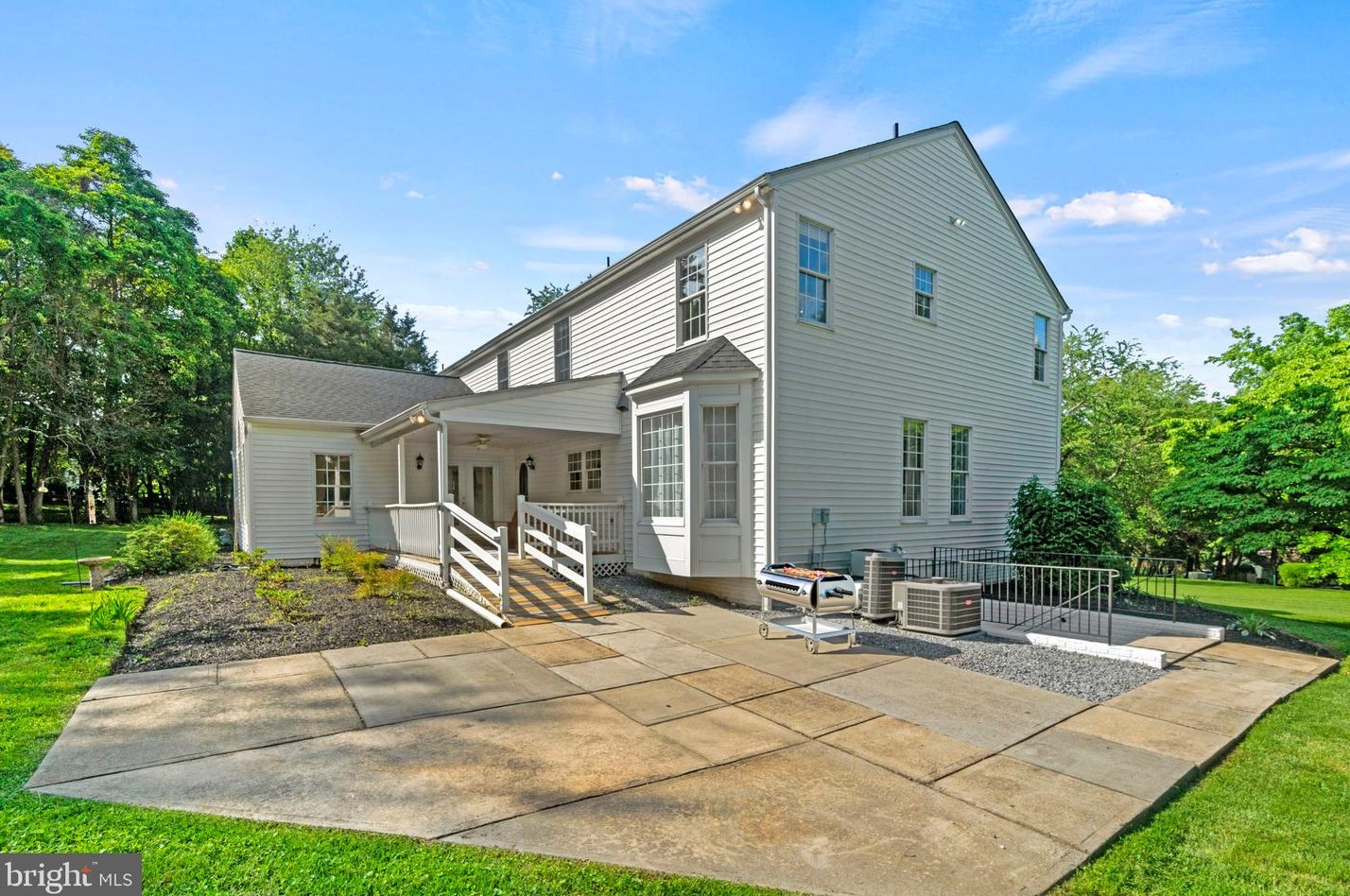 21046 Woodfield Rd, Gaithersburg MD 20882-1203 exterior