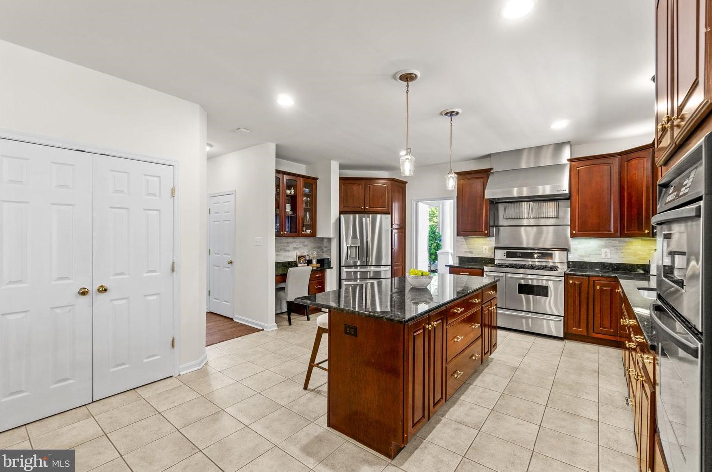 21046 Woodfield Rd, Gaithersburg MD 20882-1203 exterior