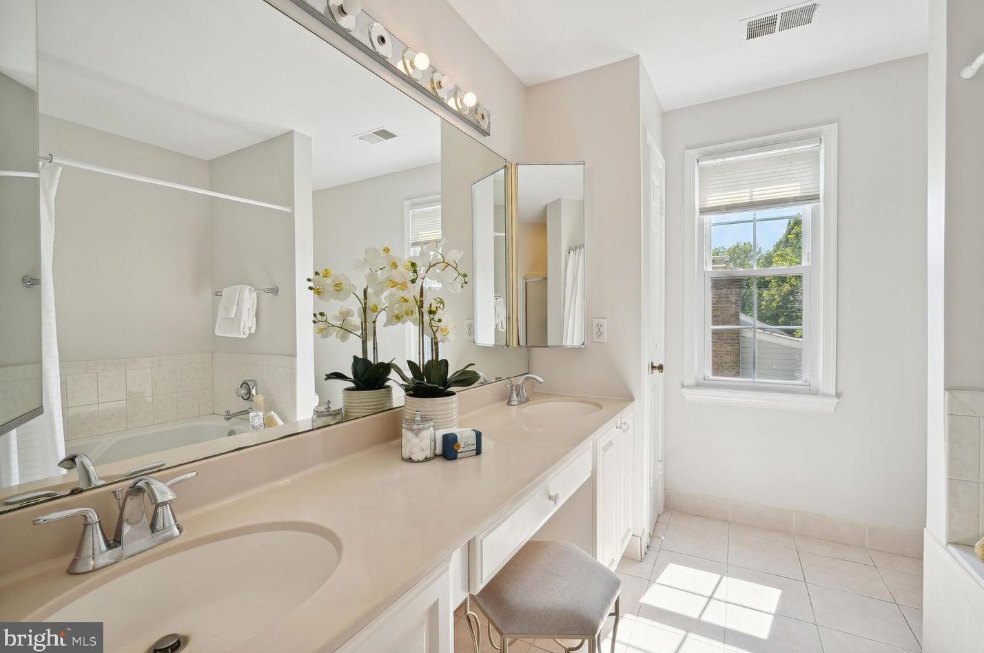 9813 Korman Ct, Rockville MD 20854-2042 exterior