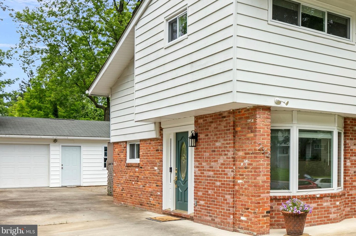 2304 Mcauliffe Dr, Rockville MD 20851-1550 exterior