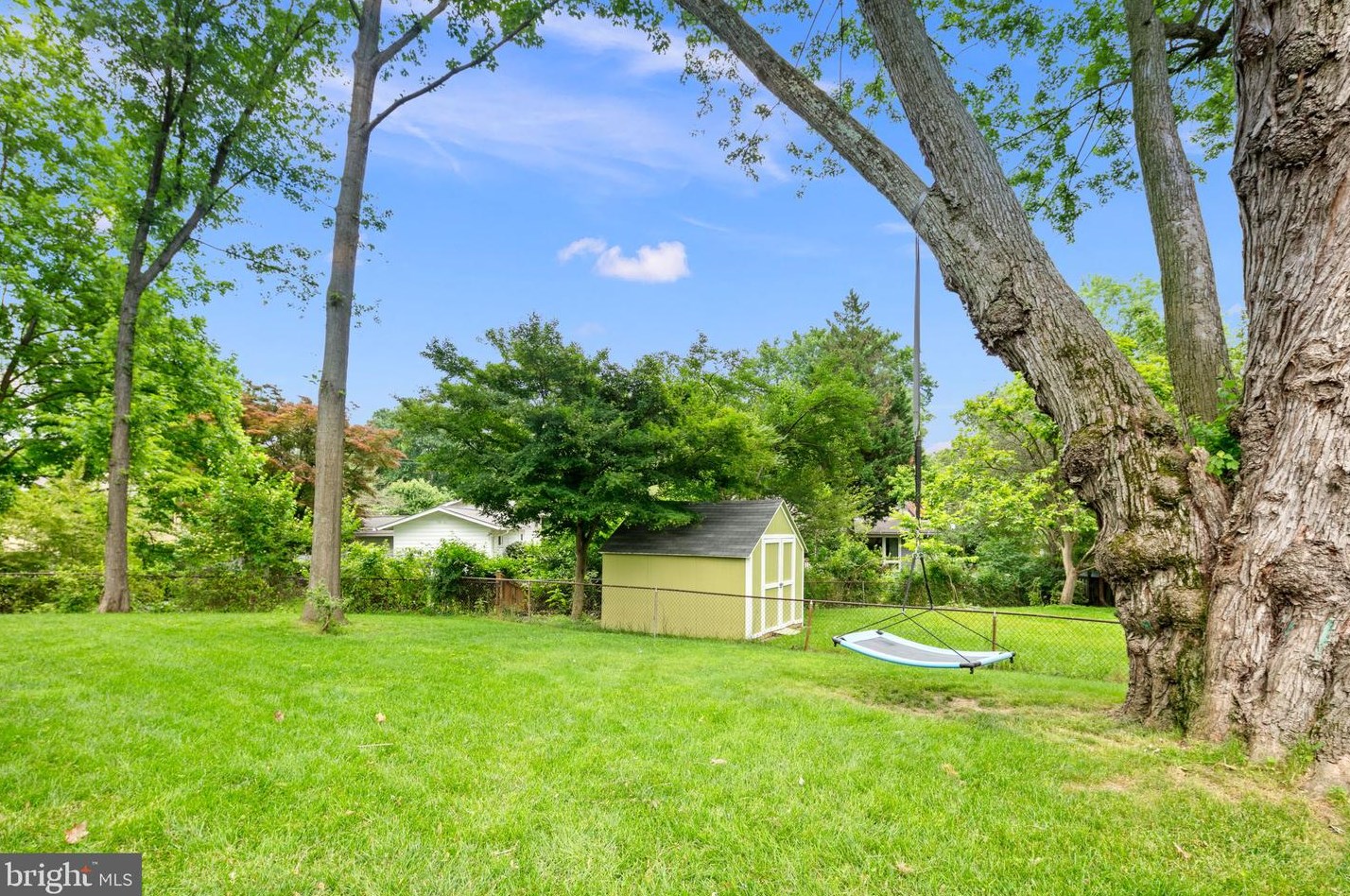 2304 Mcauliffe Dr, Rockville MD 20851-1550 exterior