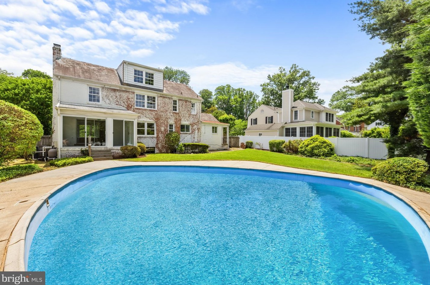 3601 Dunlop St, Bethesda MD 20815-5924 exterior