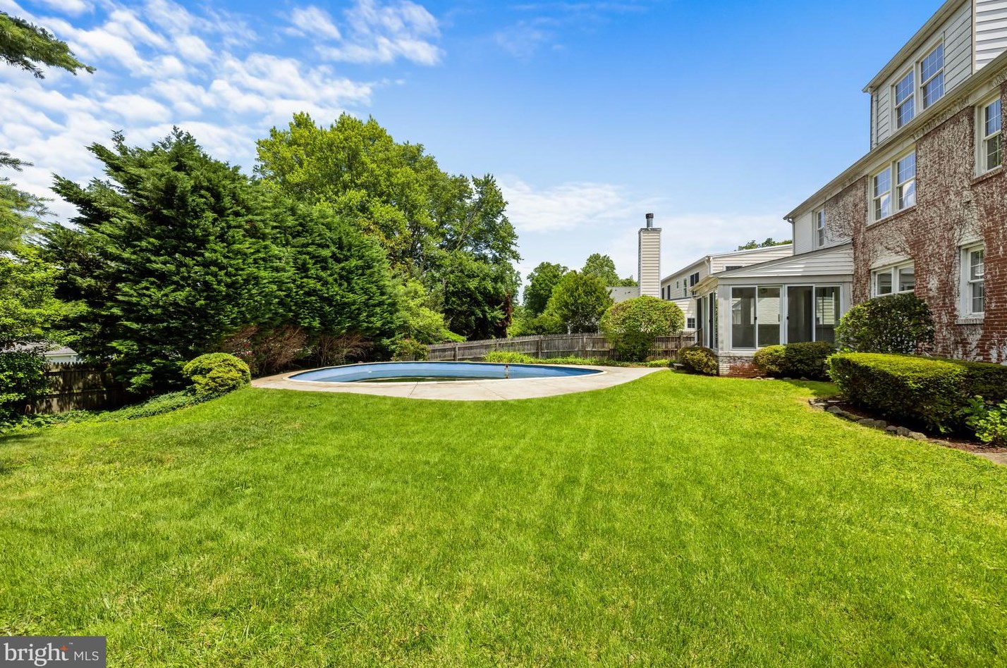 3601 Dunlop St, Bethesda MD 20815-5924 exterior