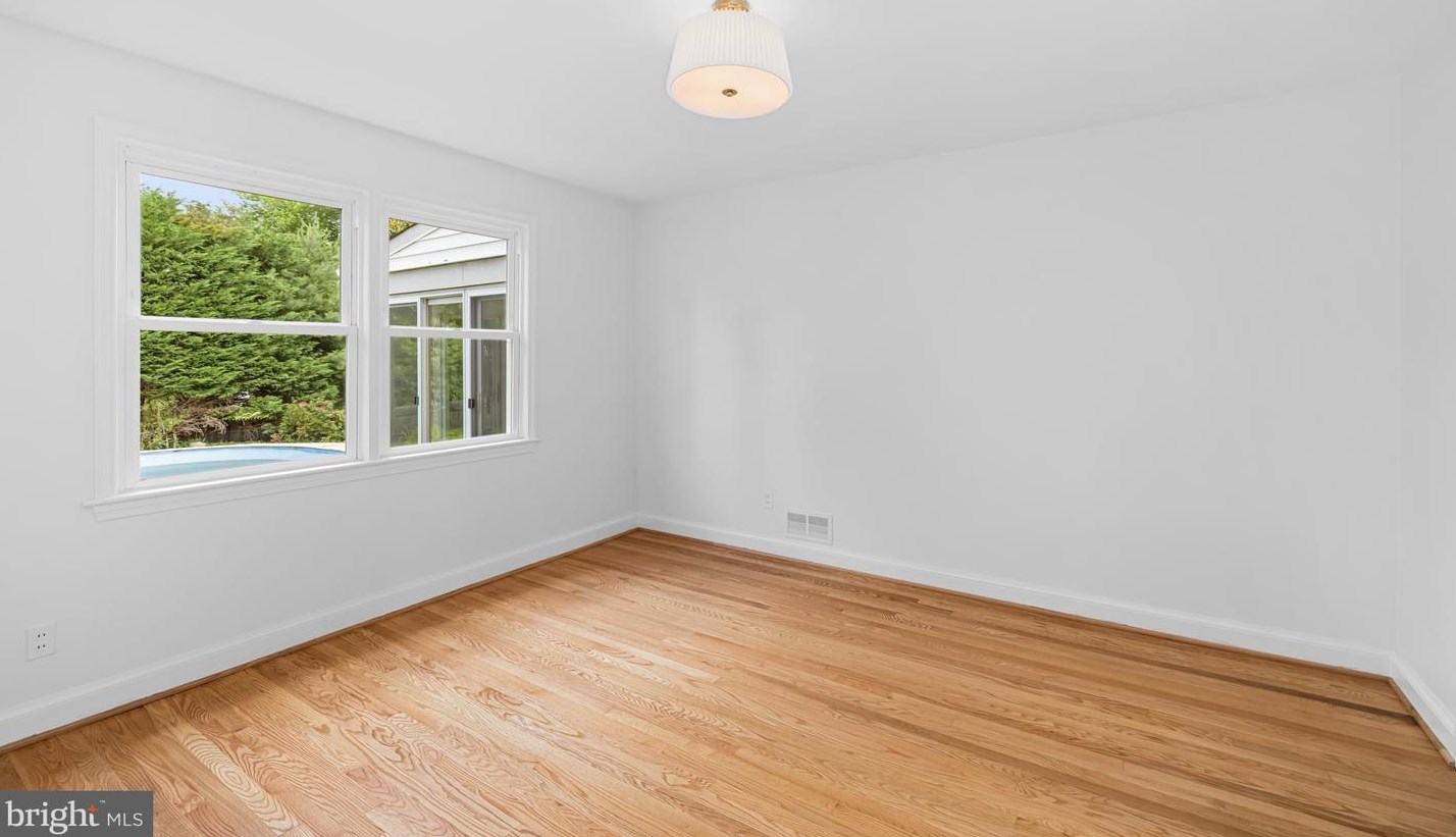 3601 Dunlop St, Bethesda MD 20815-5924 exterior