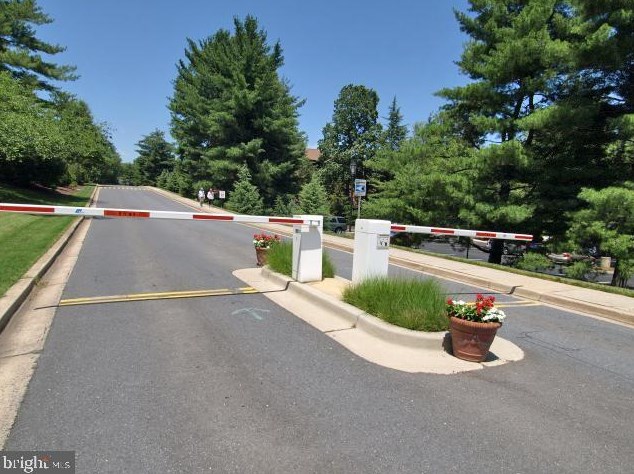 5805 Edson Ln, Rockville MD  20852-2925 exterior