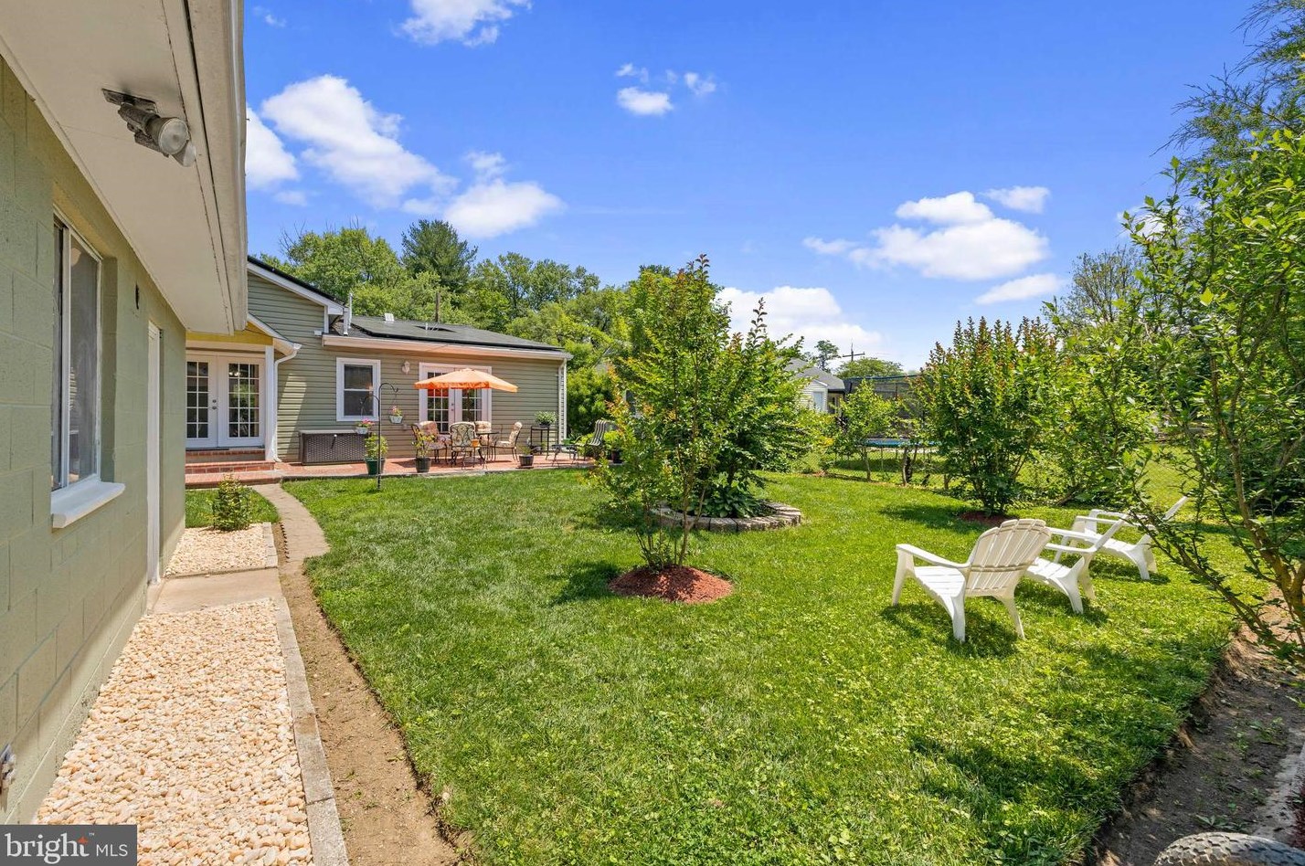 1127 Lewis Ave, Rockville MD 20851-2330 exterior