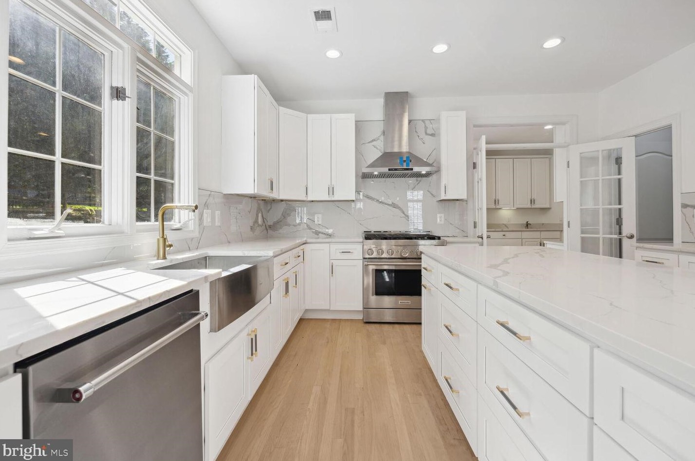 9909 Bald Cypress Dr, Rockville MD 20850-5412 exterior