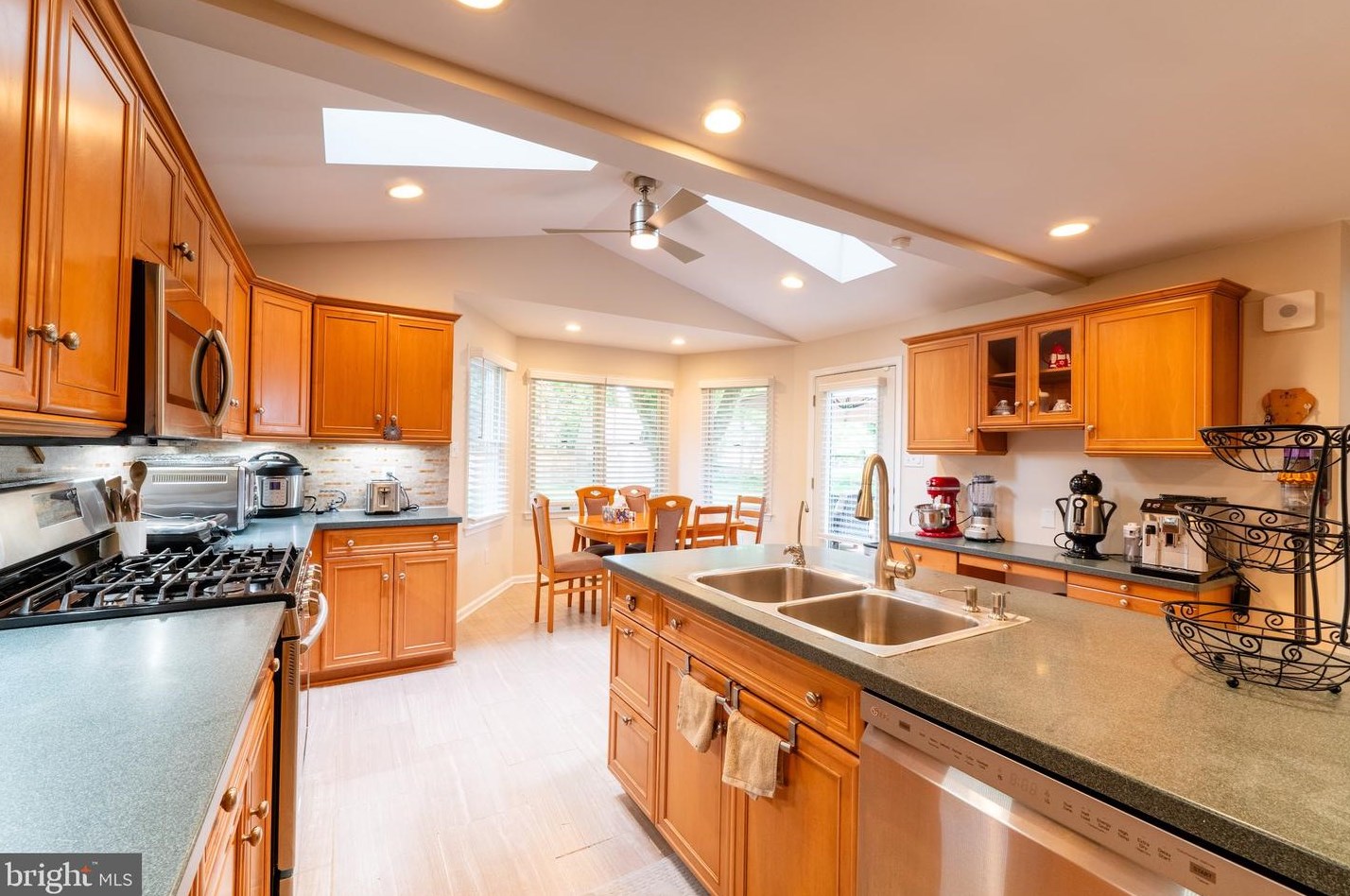 14813 Dufief Dr, Gaithersburg MD  20878-2524 exterior