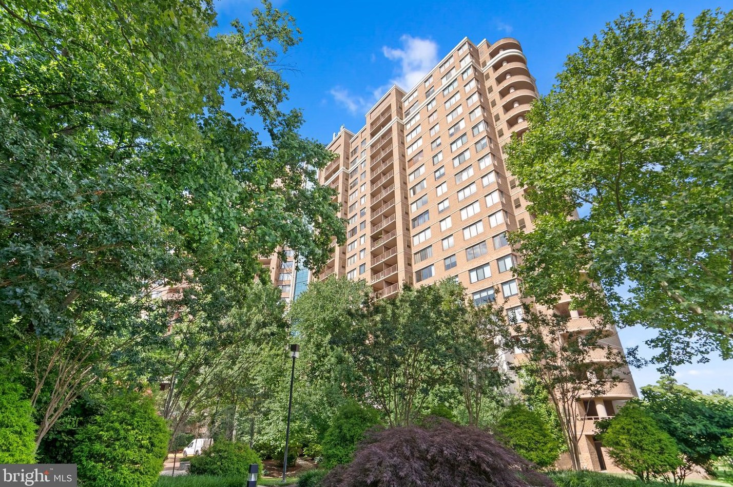 10101 Grosvenor Pl, Rockville MD 20852-6640 exterior