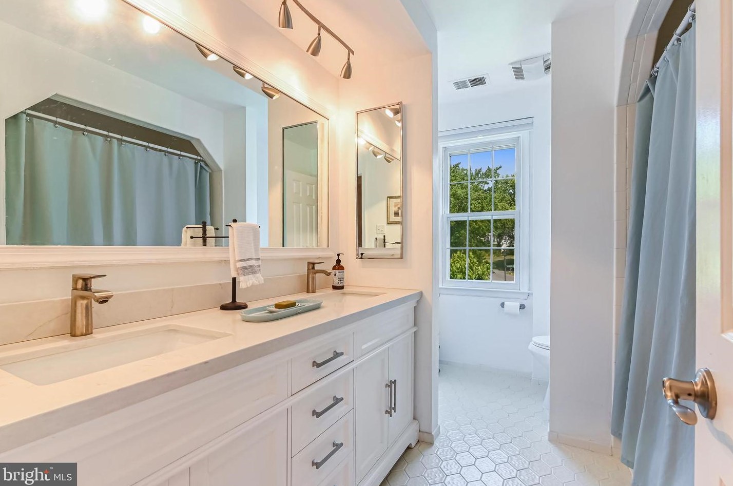 14637 Locustwood Ln, Silver Spring MD 20905-6425 exterior