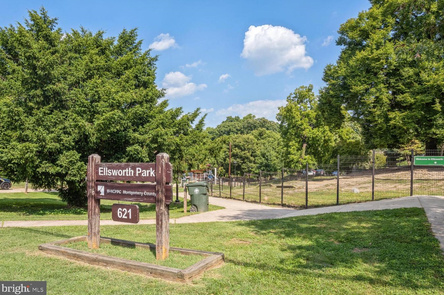 9313 Colesville Rd, Silver Spring MD 20901-4817 exterior