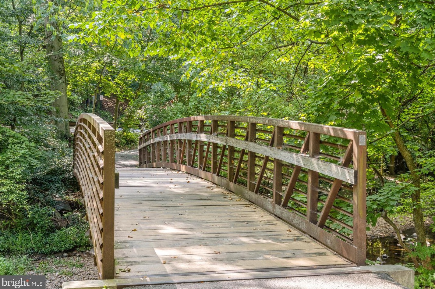 9313 Colesville Rd, Silver Spring MD 20901-4817 exterior