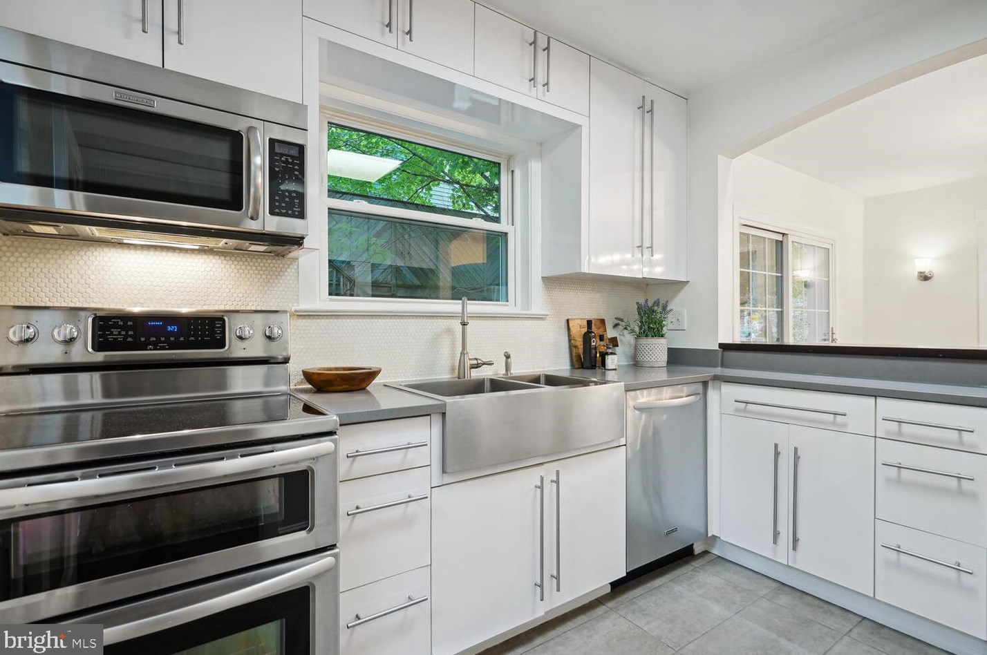 9313 Colesville Rd, Silver Spring MD 20901-4817 exterior