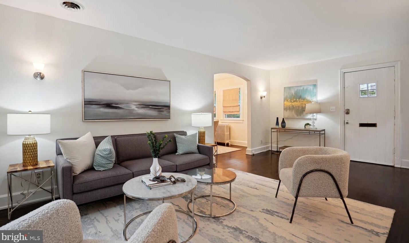 9313 Colesville Rd, Silver Spring MD 20901-4817 exterior