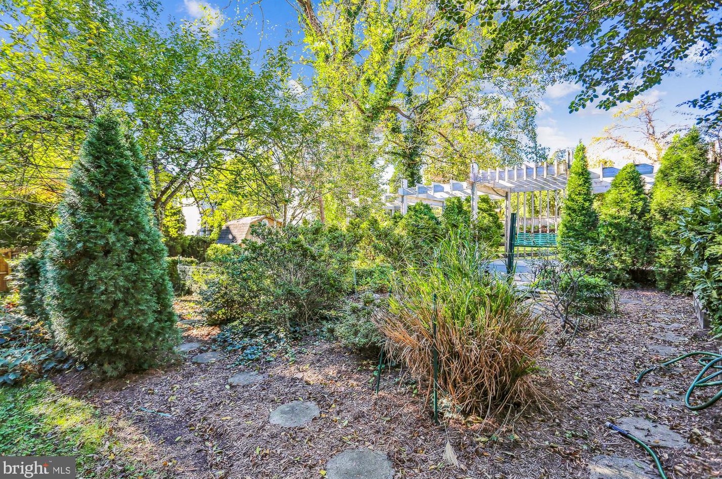 5514 Charles St, Bethesda MD 20814-1615 exterior