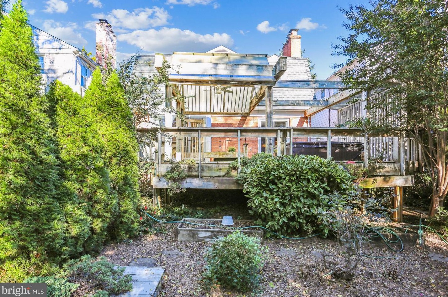 5514 Charles St, Bethesda MD 20814-1615 exterior