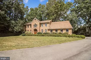 8849 Tuckerman Ln, Potomac, MD 20854 - Photo 3