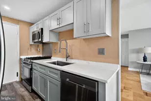 10201 Grosvenor Pl, Rockville, MD 20852 - Photo 5