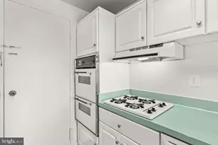 10201 Grosvenor Pl, Rockville, MD 20852 - Photo 31